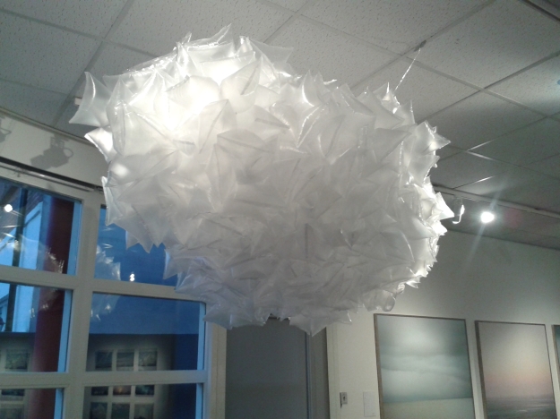 wolk van adem vanbezoekers MIJ. Verzameld in plastic zakjes.